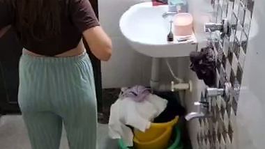 Neighbor girl boobs show before bathing viral MMS