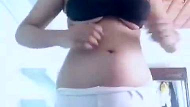 Indian desi nude lady strips to record her sex mms