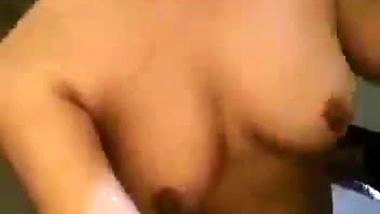 Nagpur’s nude desi girl takes a shower and records MMS