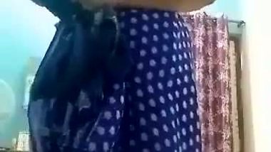 Indian nude lady strips her saree and masturbates