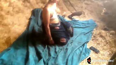 Lady from Agra shoots her desi sex video in a godown