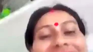 Assame Boudi showing her nude buttery pussy