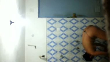 Srilankan bathing hiddencam video